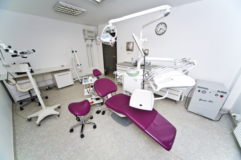 Cabinet din Clinica LCdental vedere spre usa